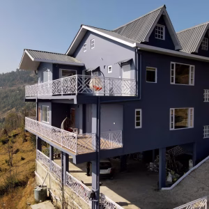Luxury 4-Bedroom Mountain-View