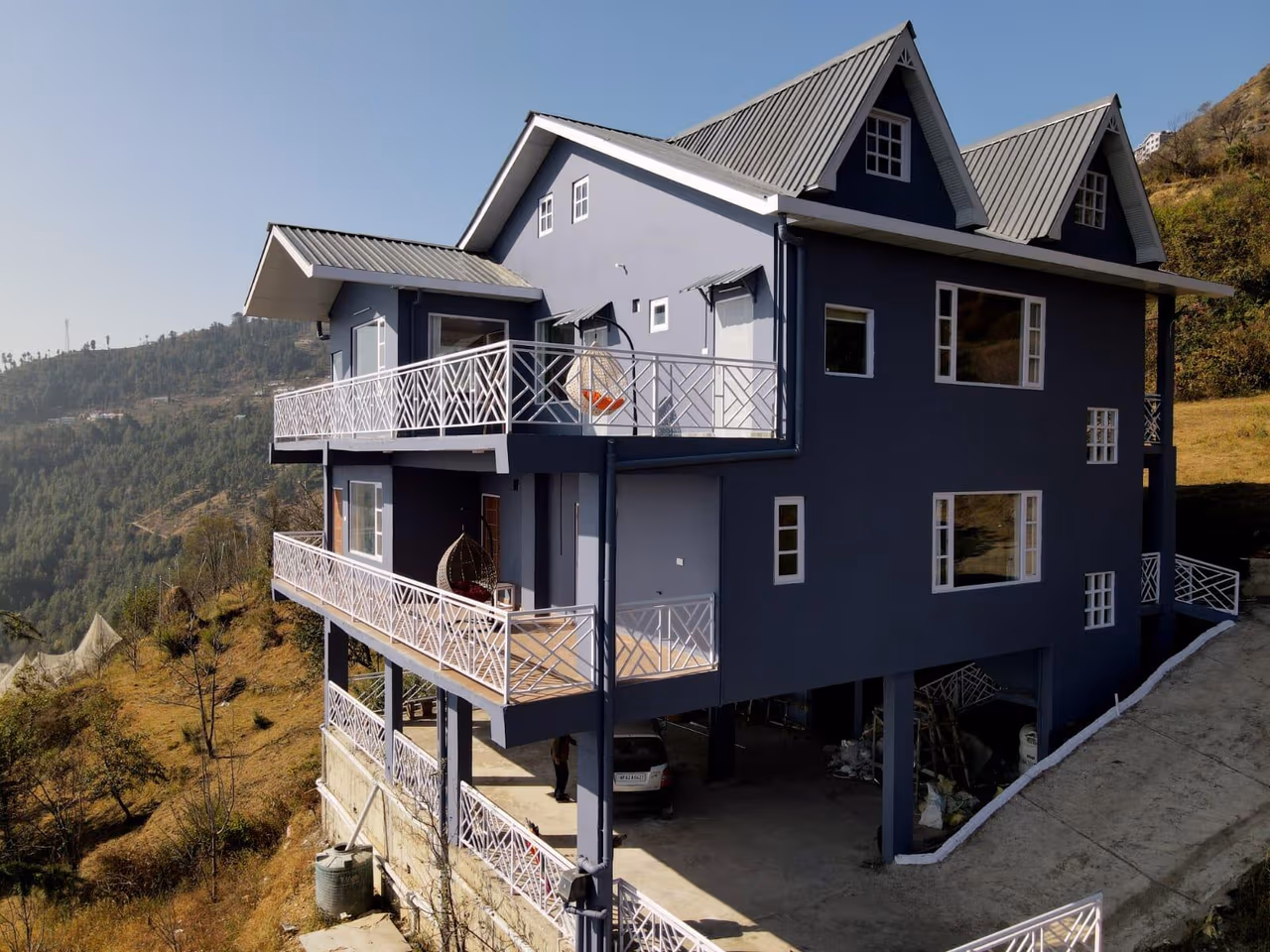 Luxury 4-Bedroom Mountain-View