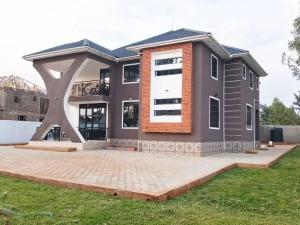 Luxury 5-Bedroom Mansion with Staff Quarters
